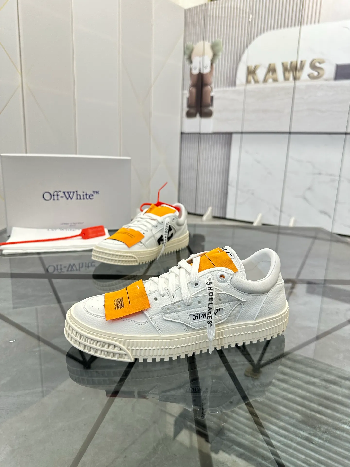 Selling men's shoes 💰: 💰P500¥ High-end top quality Product trademark: OFF WHITE *"OFF WHITE*" low-top casual shoes Regular size: 35-45 (can be customized to 46) Couple style Product materials: Upper imported first-layer cowhide stitched with original fabric, genuine leather lining, original outsole. No.: H203
